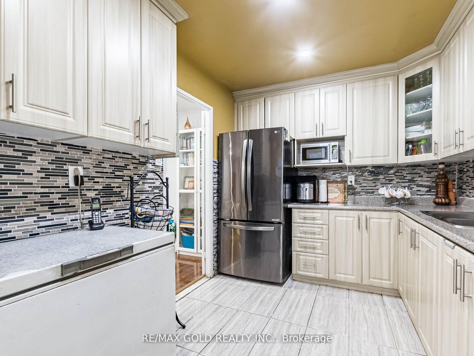 3 Bedrooms Condo at 3555 Derry, Mississauga For sale