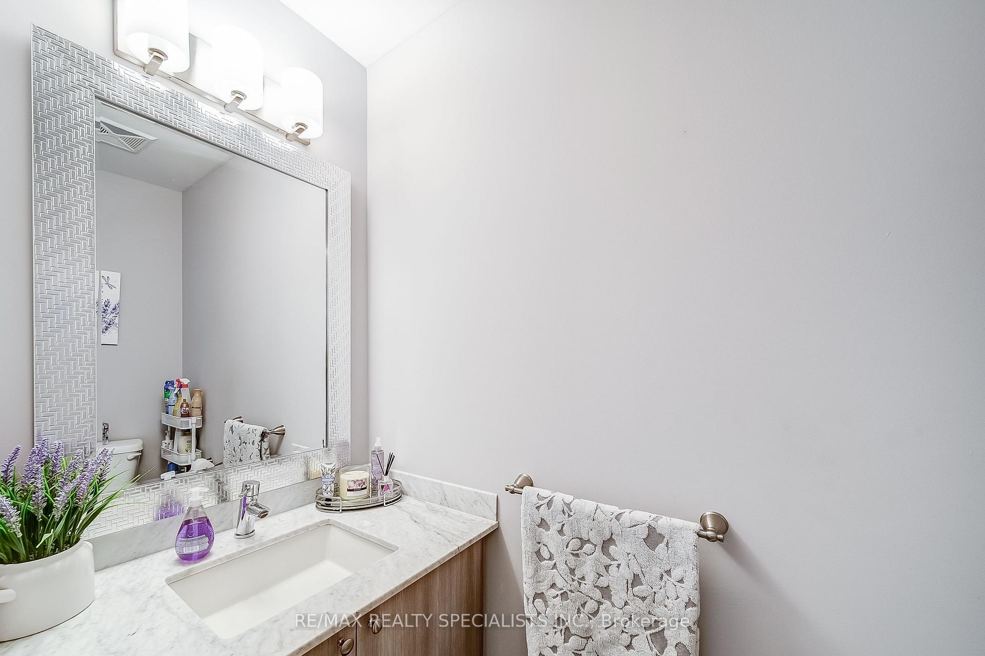 2 Bedrooms Condo at 24 Woodstream,  Vaughan For sale