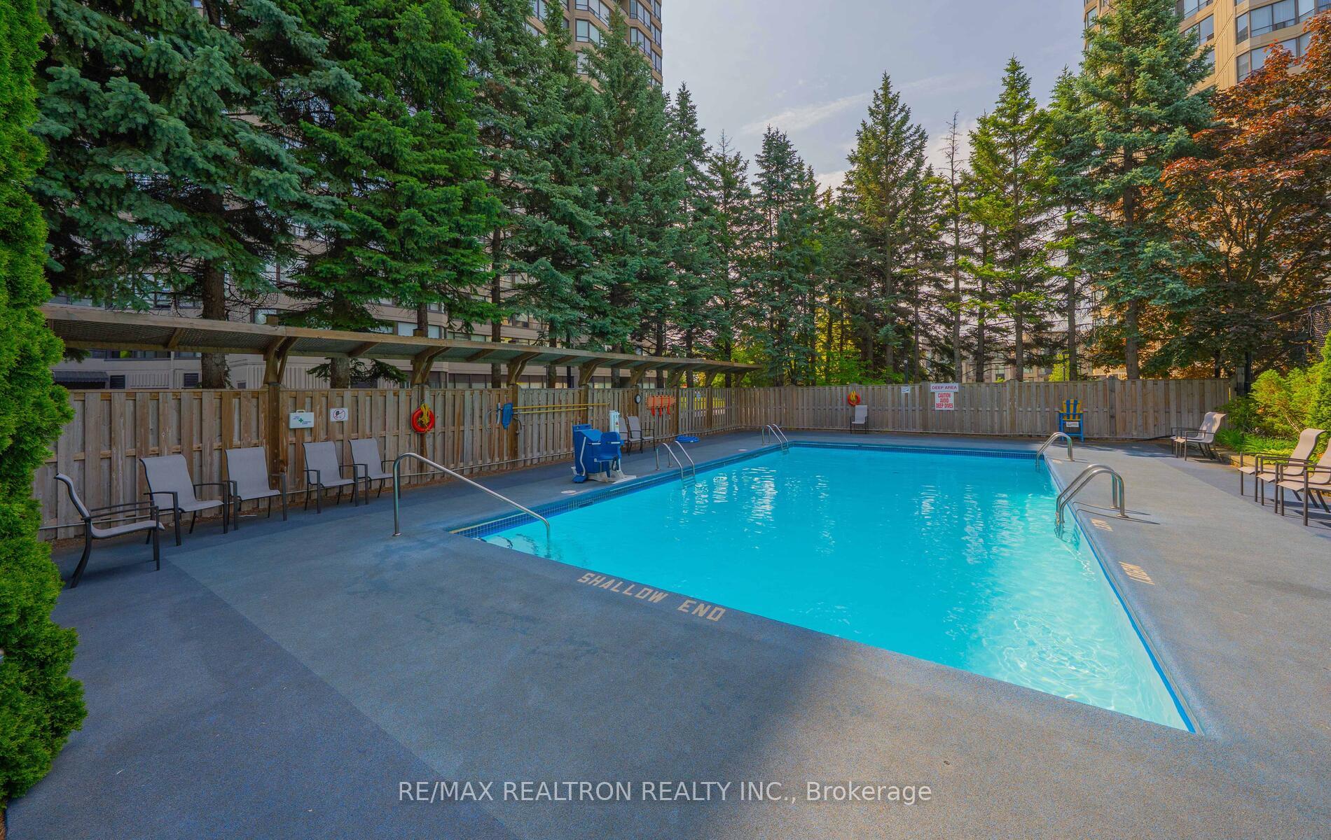 2 Bedrooms Condo at 7420 Bathurst, Vaughan For sale