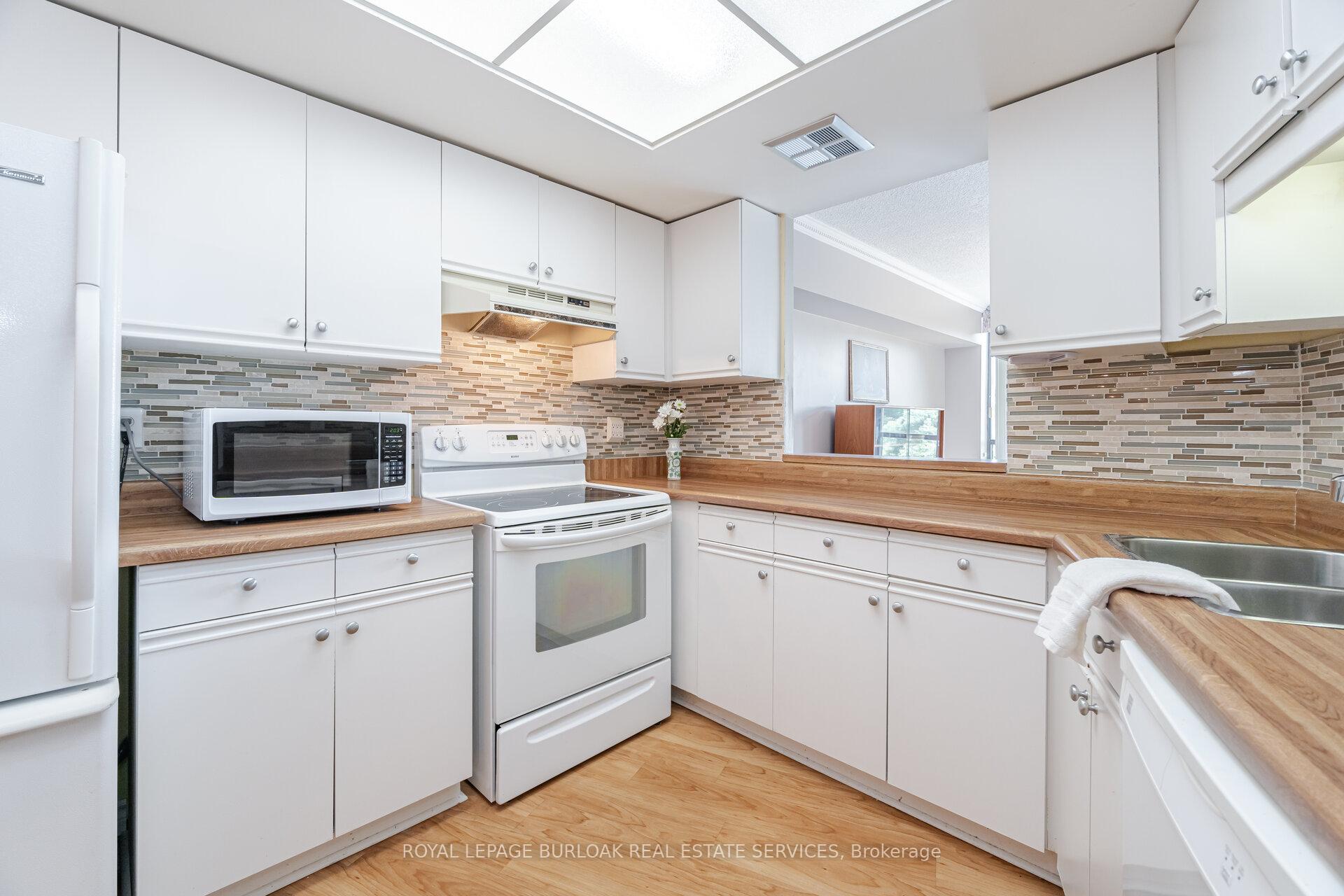 2 Bedrooms Condo at 1230 Marlborough, Oakville For sale