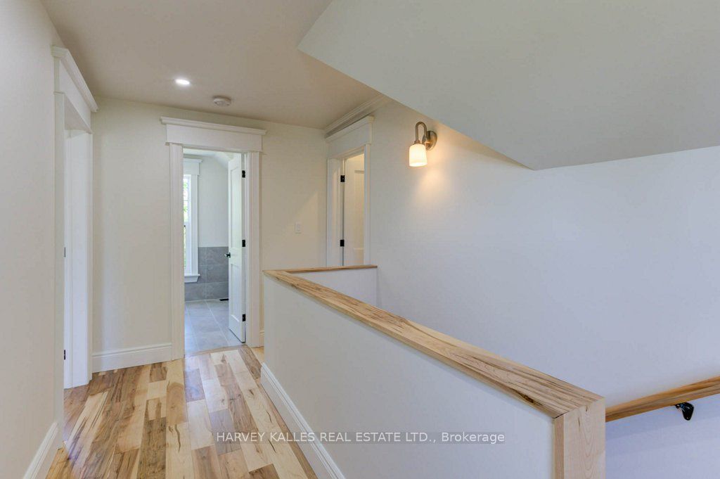 16 Hillcrest Street W