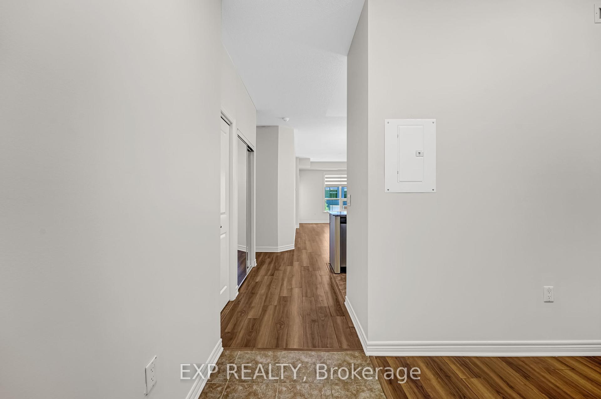 3 Bedrooms Condo at 216 Oak Park, Oakville For sale