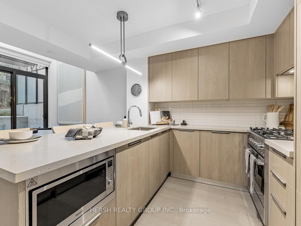 2 Bedrooms Condo at 160 Kingsway,  Toronto For sale