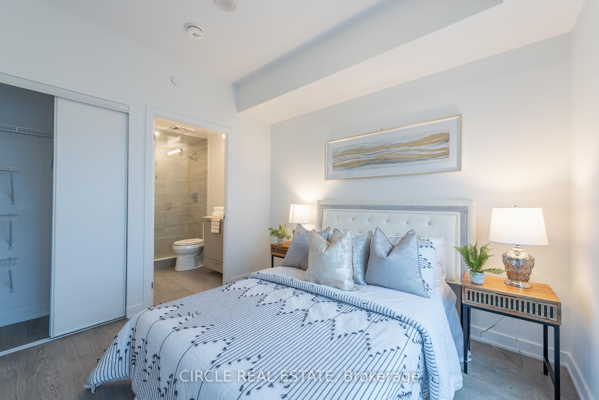 2 Bedrooms Condo at 120 Eagle Rock,  Vaughan For sale