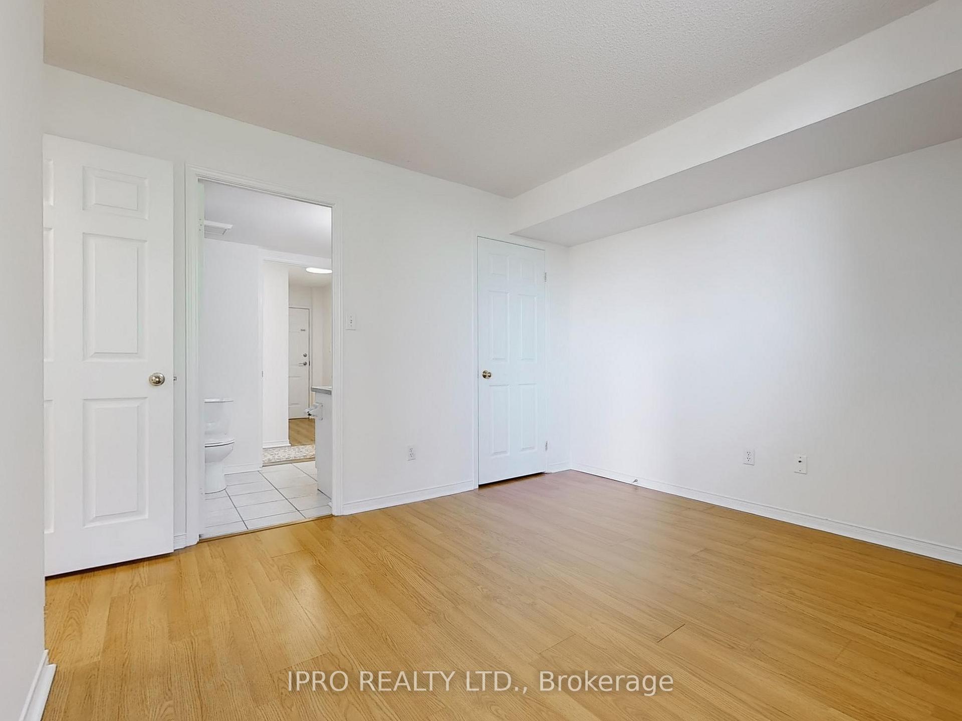 2 Bedrooms Condo at 32 Tannery, Mississauga For sale