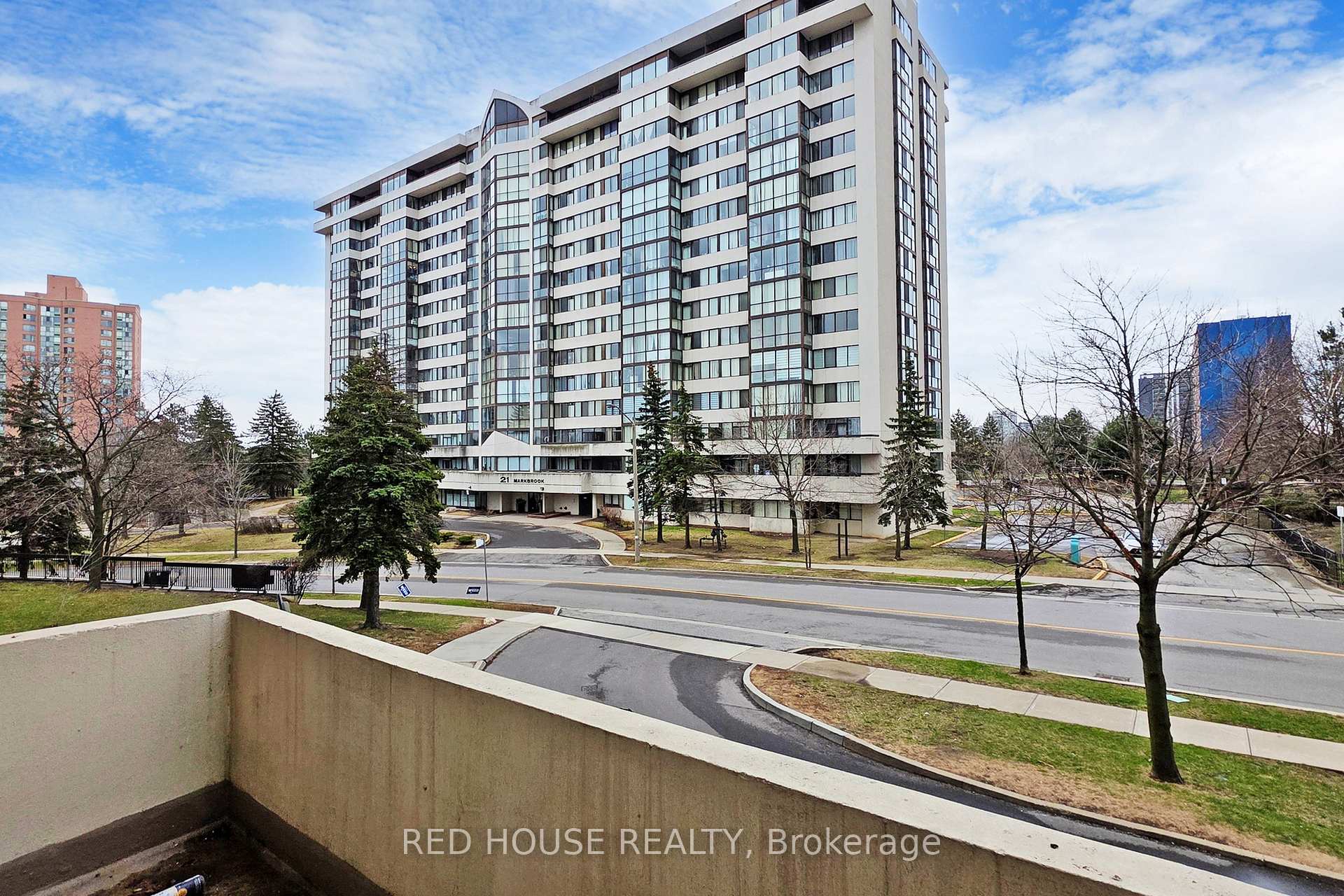 2 Bedrooms Condo at 10 Markbrook,  Toronto For sale