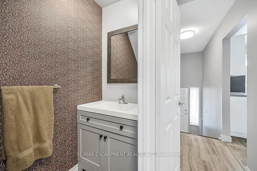 3 Bedrooms Condo at 1115 Paramount, Hamilton For sale