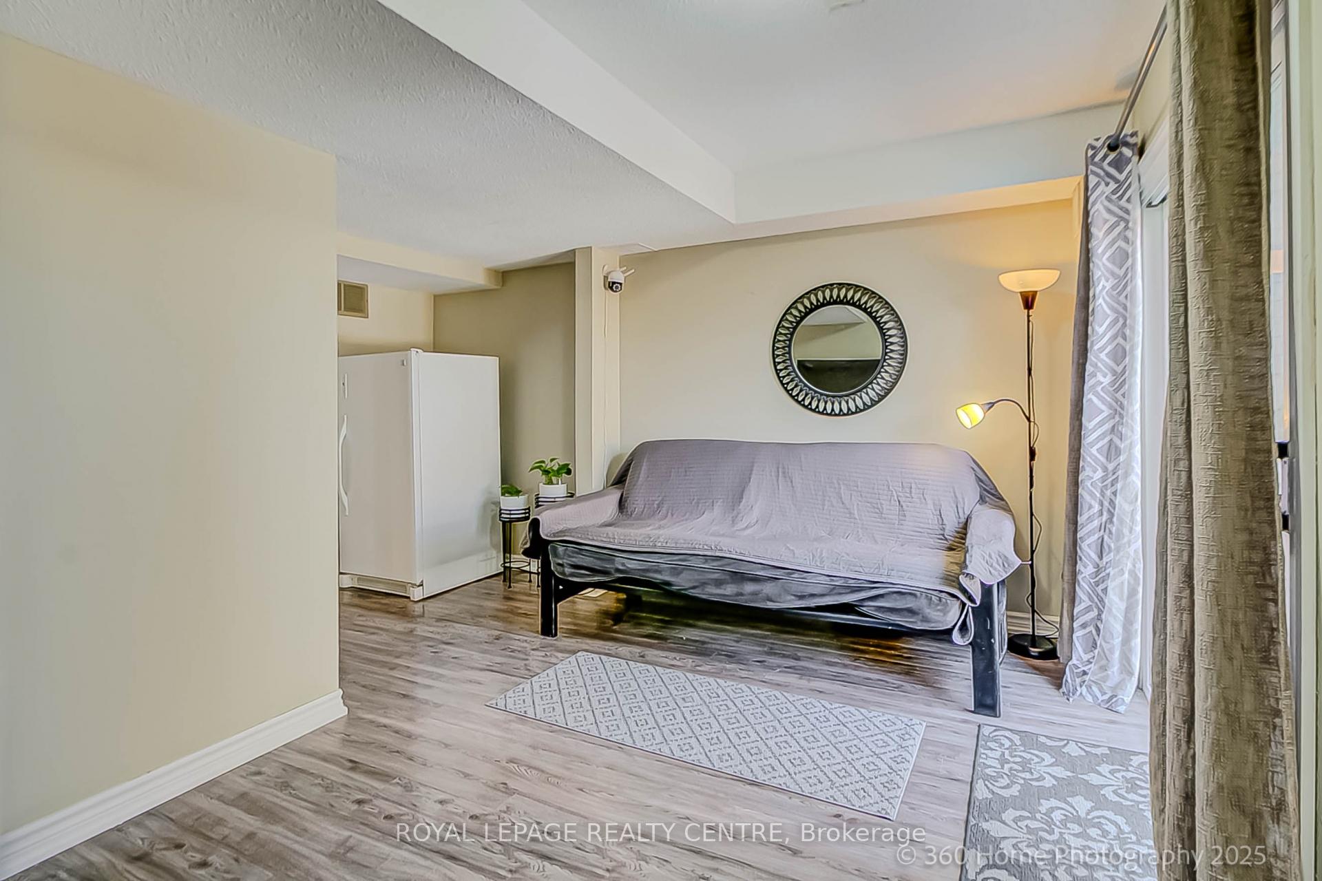 3 Bedrooms Condo at 5878 Montevideo, Mississauga For sale
