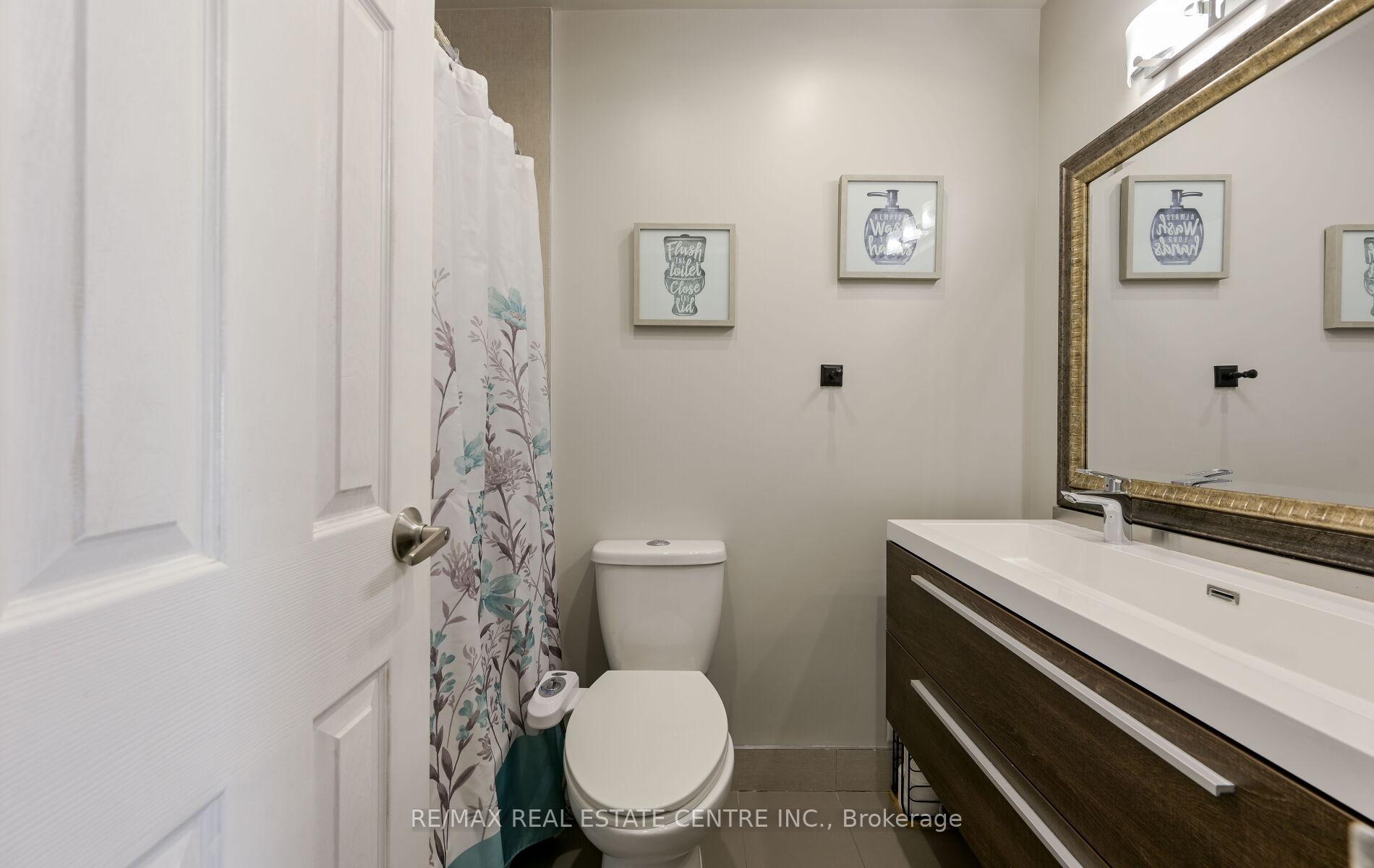 3 Bedrooms Condo at 200 Robert Speck, Mississauga For sale