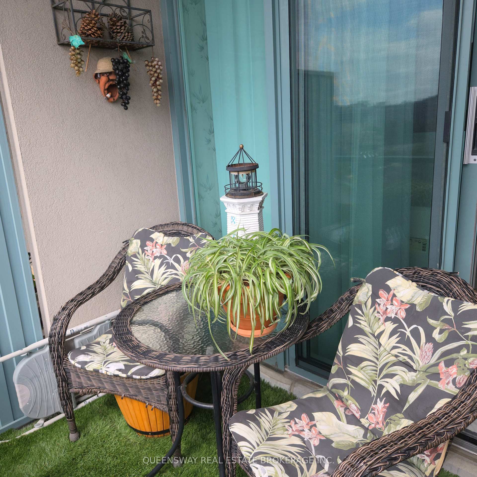 2 Bedrooms Condo at 1 Emerald, Vaughan For sale