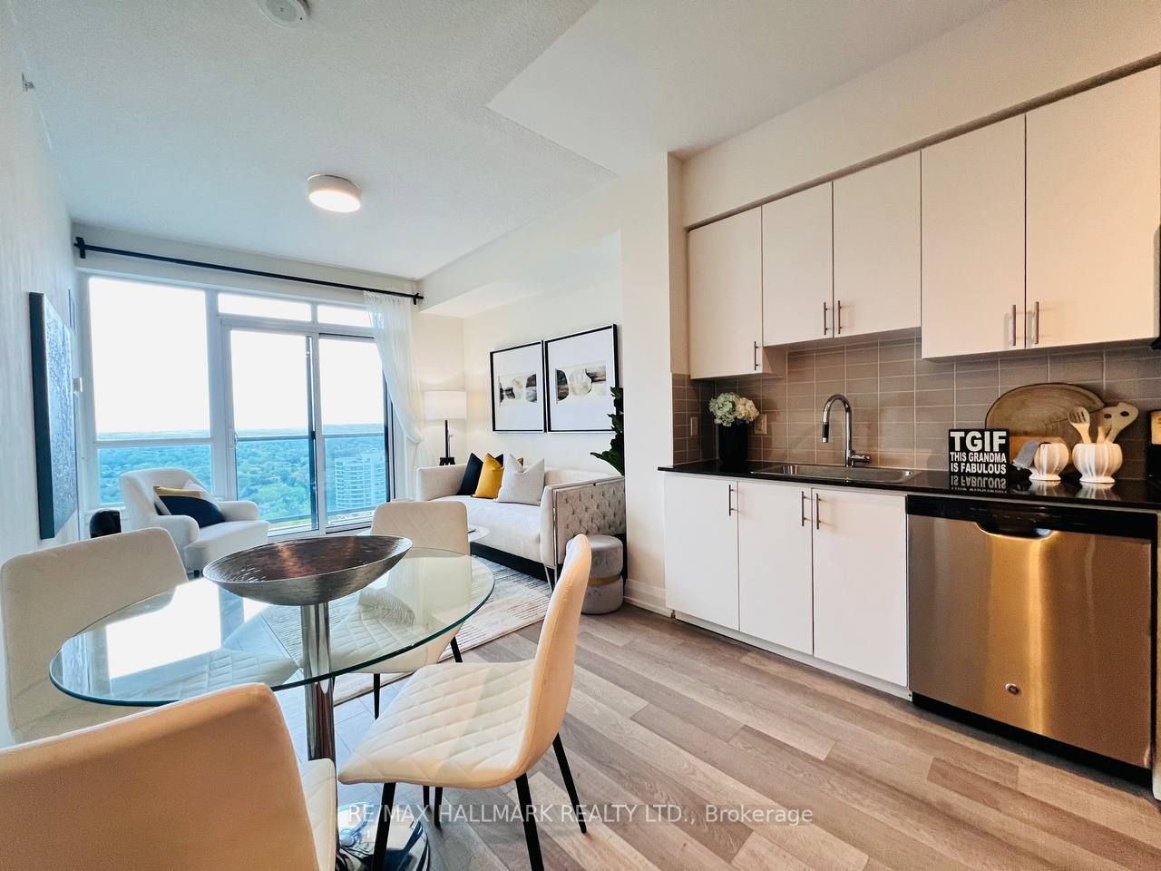 7161 Yonge Street, #2135