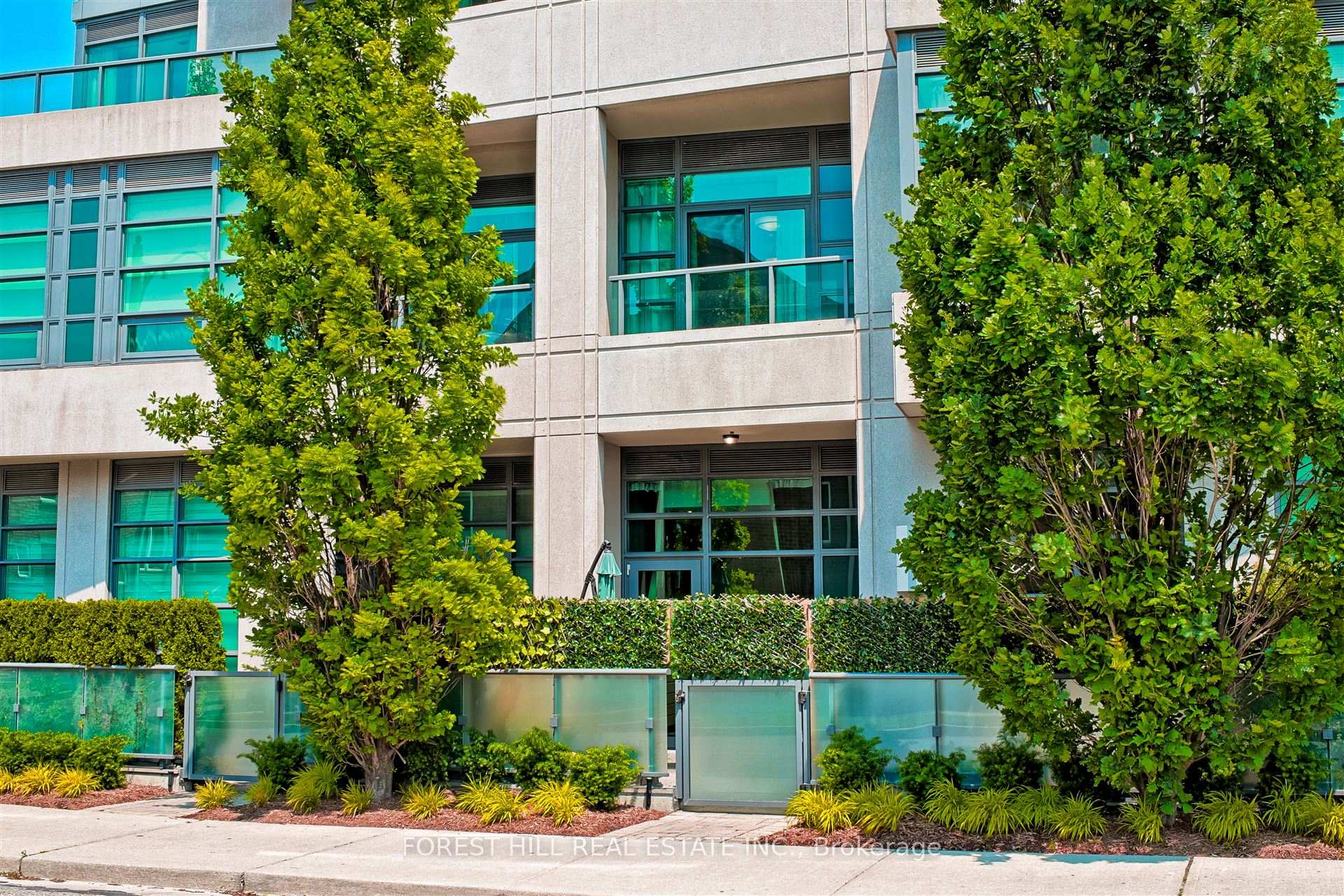 4 Bedrooms Condo at 35 Brian Peck, Toronto For sale