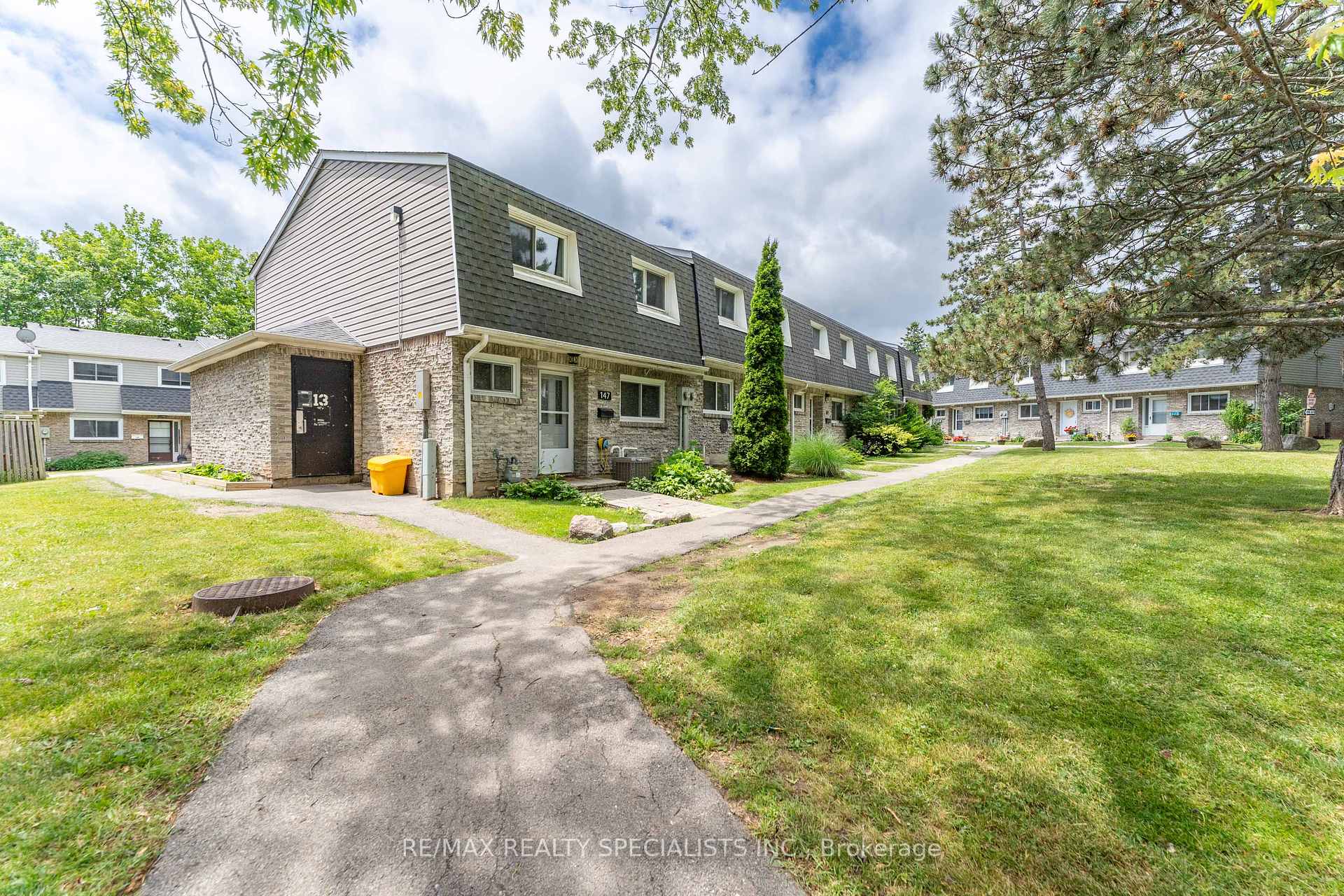 3 Bedrooms Condo at 2050 Upper Middle, Burlington For sale