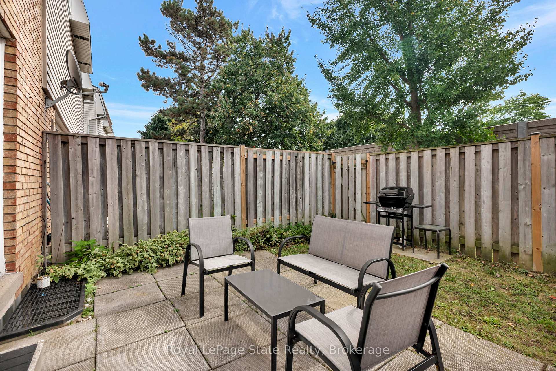 3 Bedrooms Condo at 11 Harrisford, Hamilton For sale