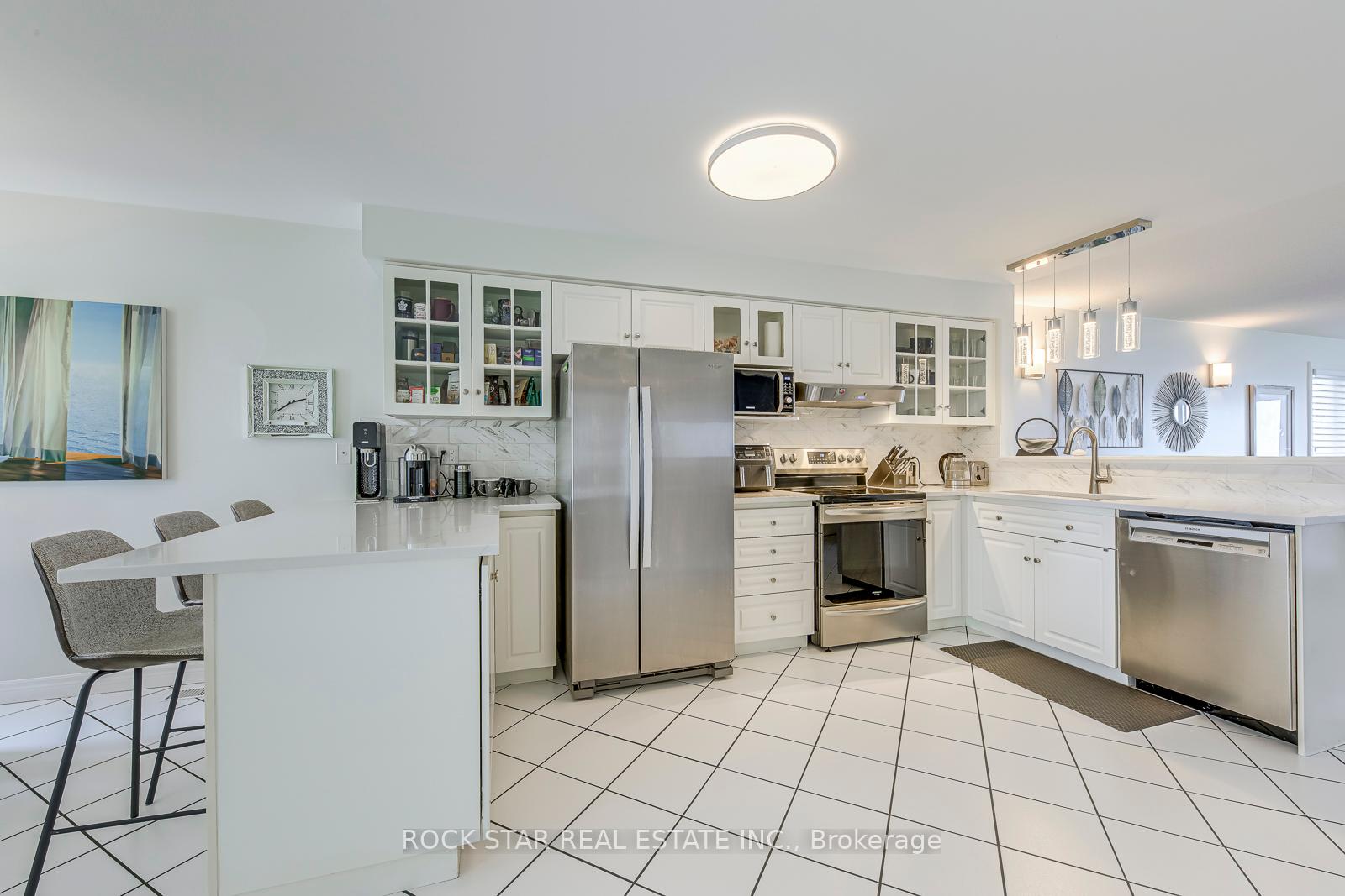 2 Bedrooms Condo at 515 North Service, Hamilton For sale