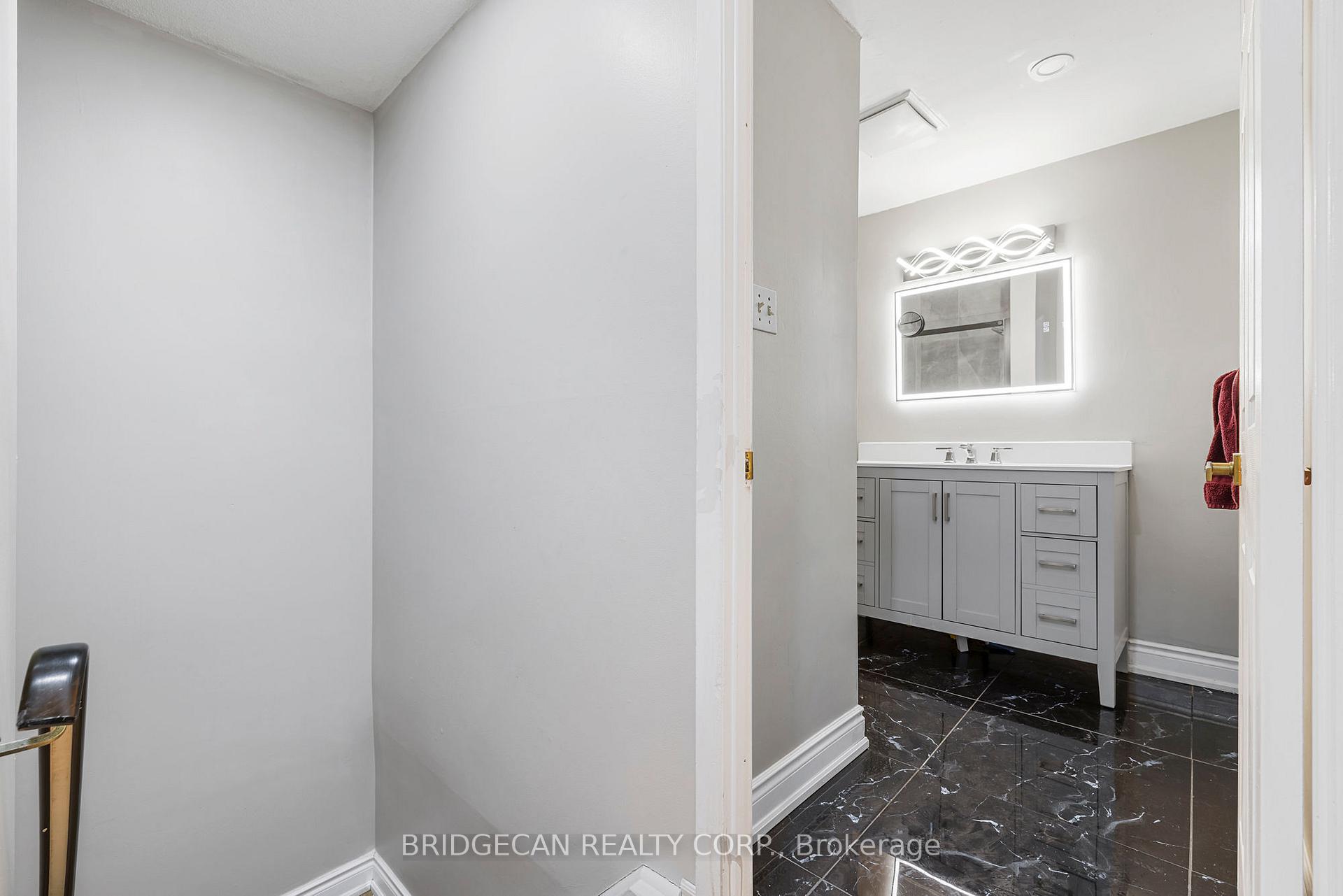 3 Bedrooms Condo at 151 Gateshead, Hamilton For sale
