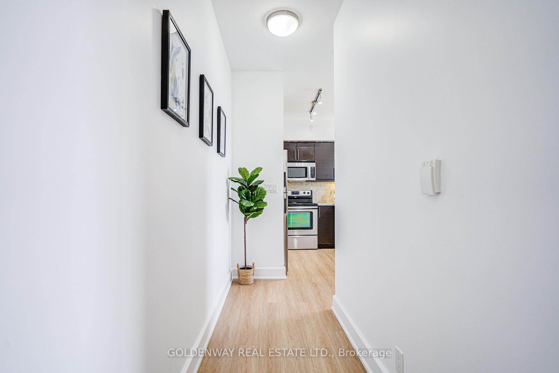 2 Bedrooms Condo at 676 Sheppard, Toronto For sale