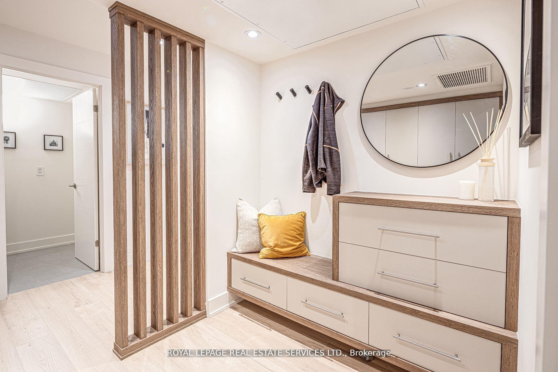 2 Bedrooms Condo at 175 Cumberland, Toronto For sale