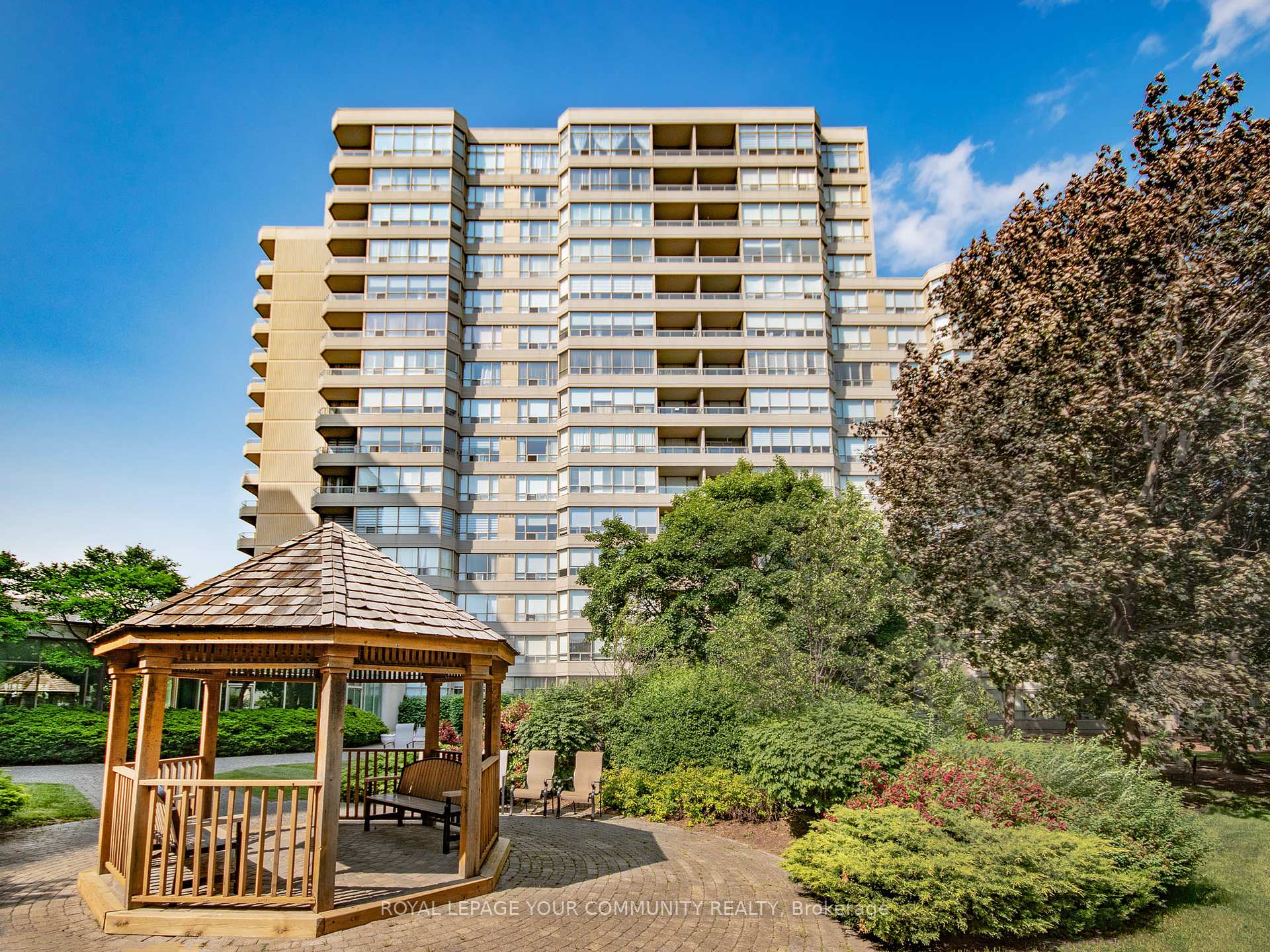 2 Bedrooms Condo at 11 Townsgate, Vaughan For sale