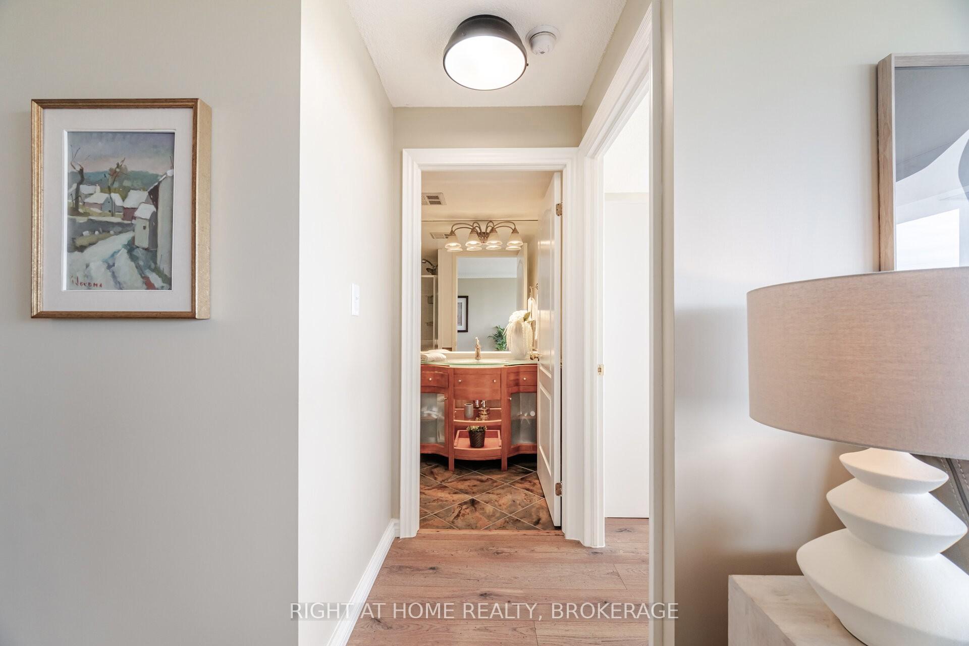 3 Bedrooms Condo at 1276 Maple Crossing, Burlington For sale