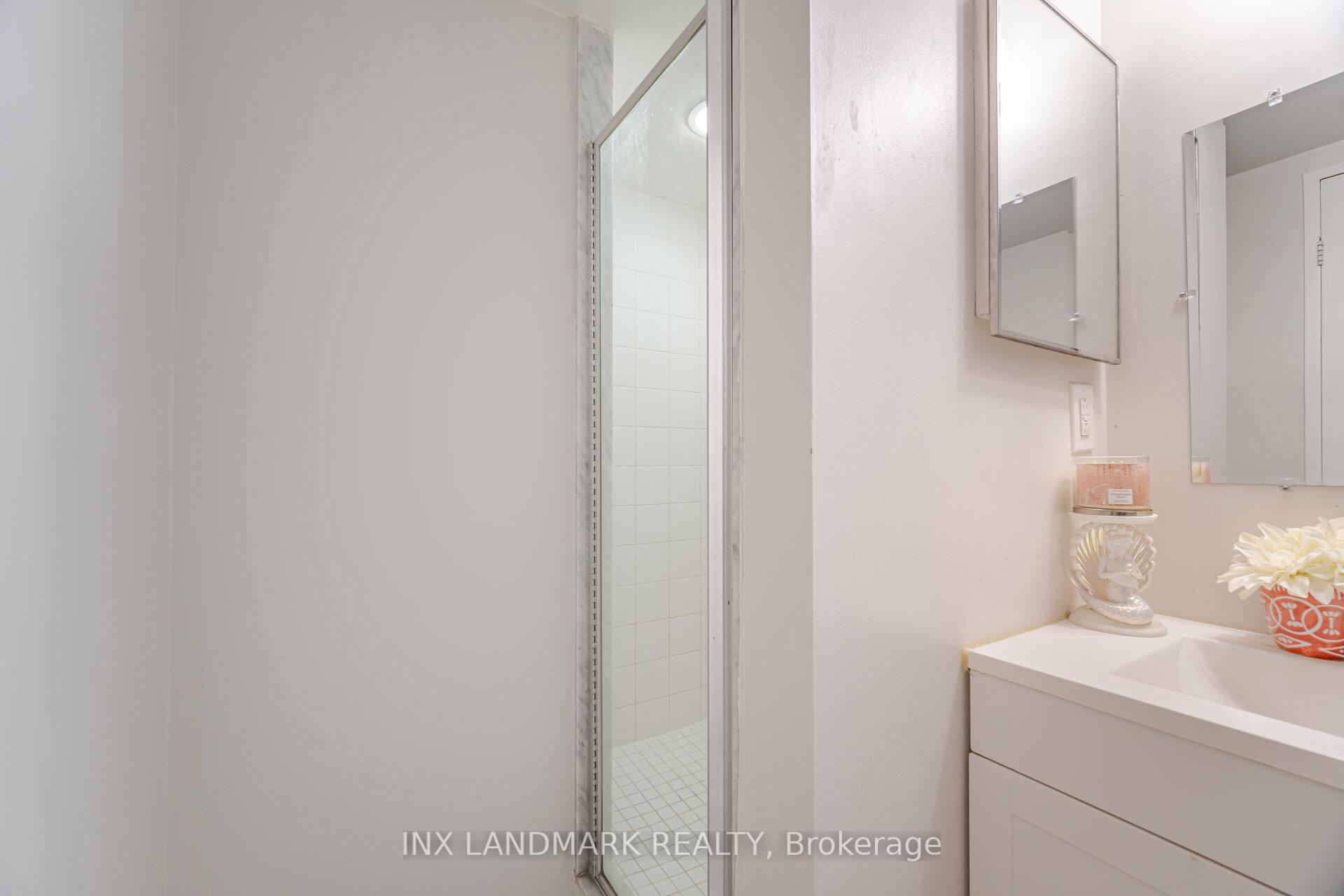 3 Bedrooms Condo at 330 Rathburn, Mississauga For sale