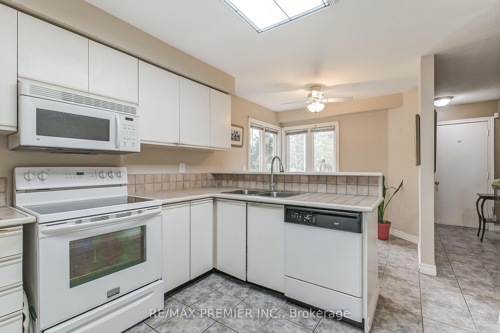 4 Bedrooms Condo at 3600 Colonial, Mississauga For sale