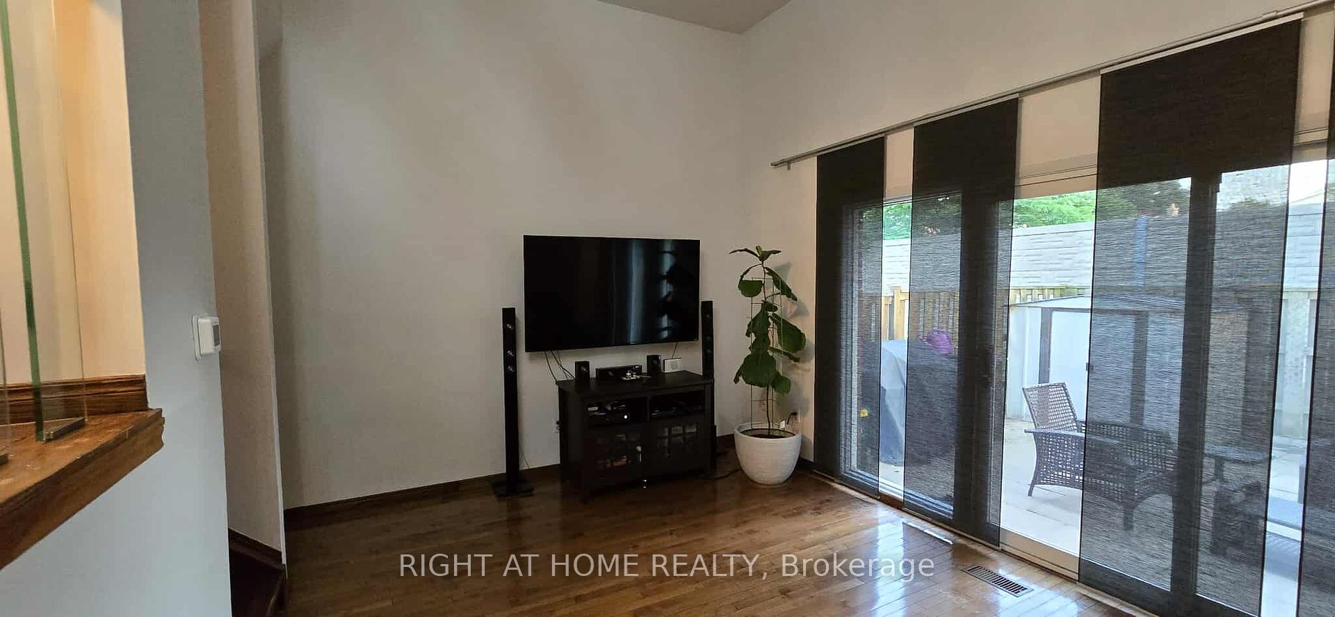 3 Bedrooms Condo at 11 Harrisford, Hamilton For sale