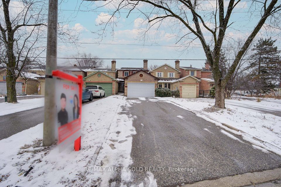 https://trreb-image.ampre.ca/FFzfVEpKQgCPSv_I1VY53HSziCMlEw1SITNQNaxkkF8/rs:fit:960:960/wm:.5:so:0:50:.4/wmsh:10/wmt:PHNwYW4gZm9yZWdyb3VuZD0nd2hpdGUnIGZvbnQ9JzY4Jz5SRS9NQVggQUxQSEEgU09MRCBSRUFMVFksIEJyb2tlcmFnZTwvc3Bhbj4/L3RycmViL2xpc3RpbmdzLzQwLzc4LzYzLzc1L3AvZWYxMjFiODMtYTI5Ny00Y2QxLWI1OTEtNTE5ZTRmZGI5NDhjLmpwZw.jpg