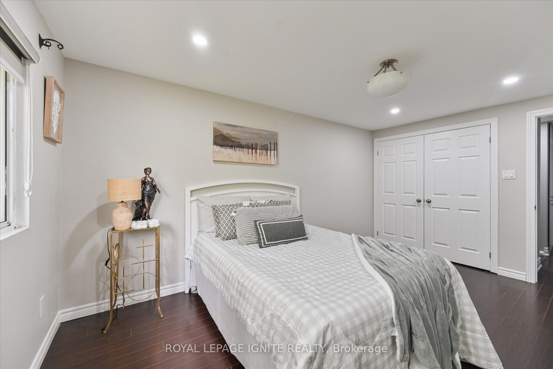 5 Bedrooms Condo at 40 Dundalk, Toronto For sale