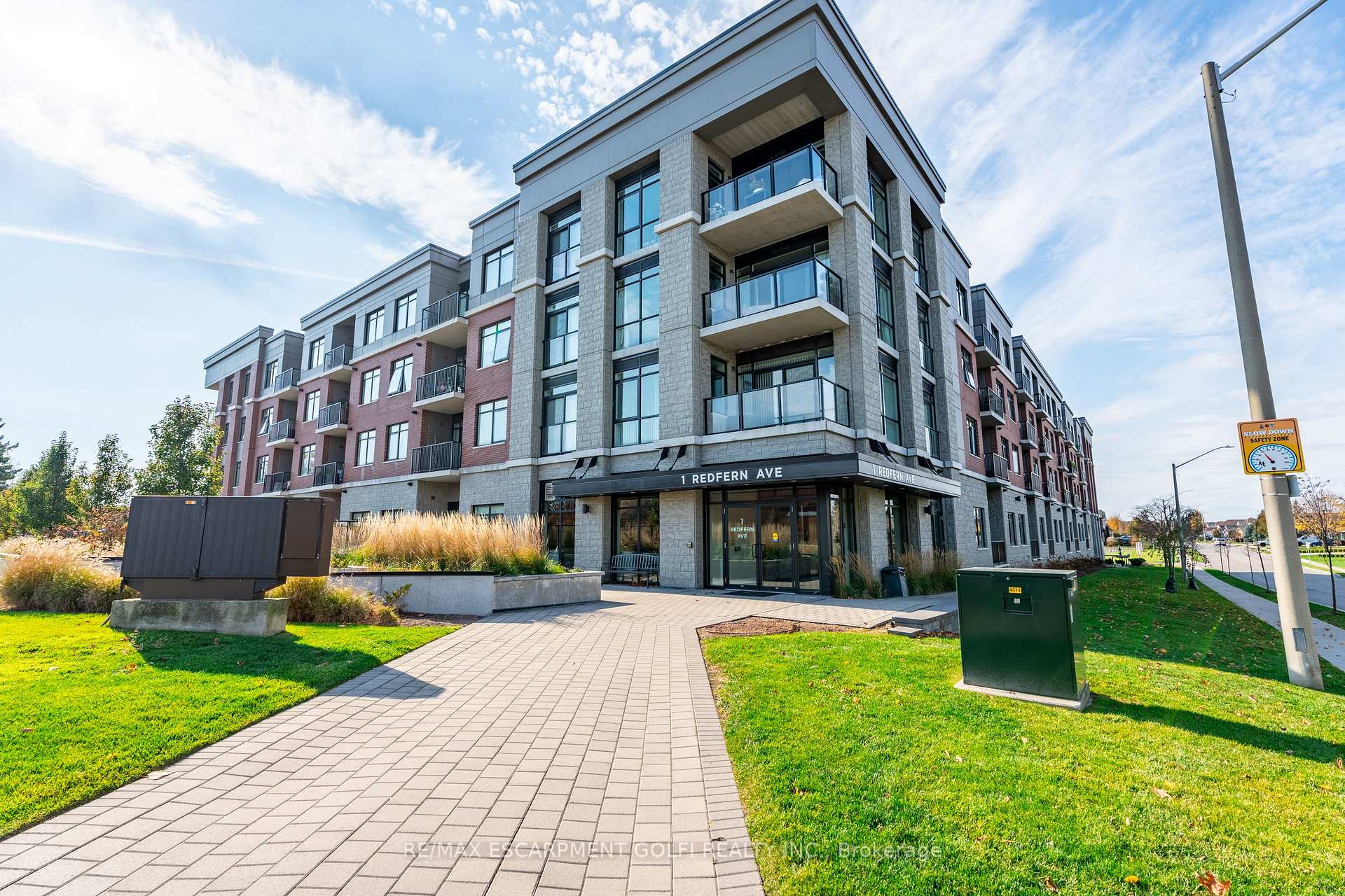 2 Bedrooms Condo at 1 Redfern, Hamilton For sale