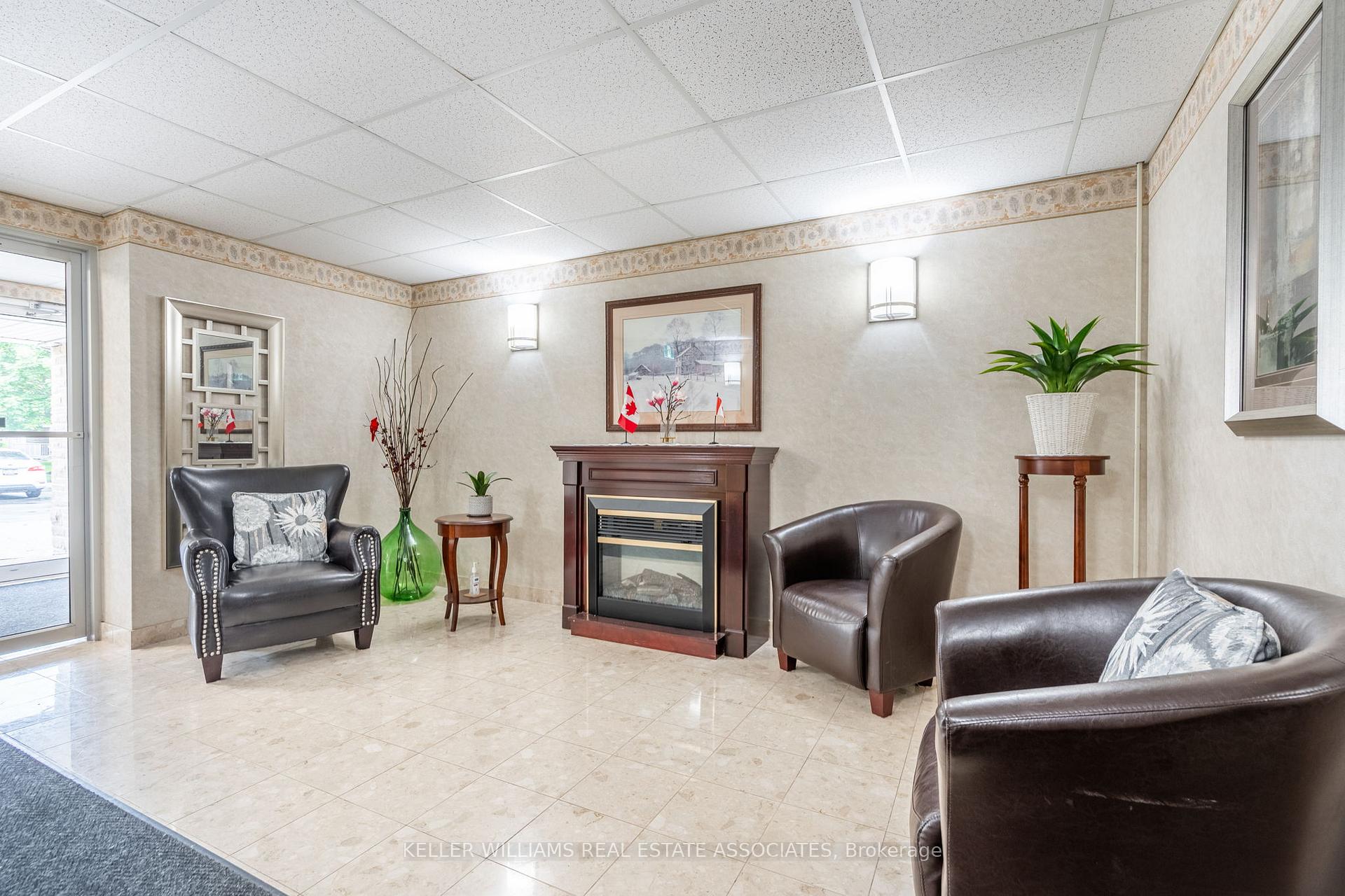 2 Bedrooms Condo at 216 Plains, Burlington For sale