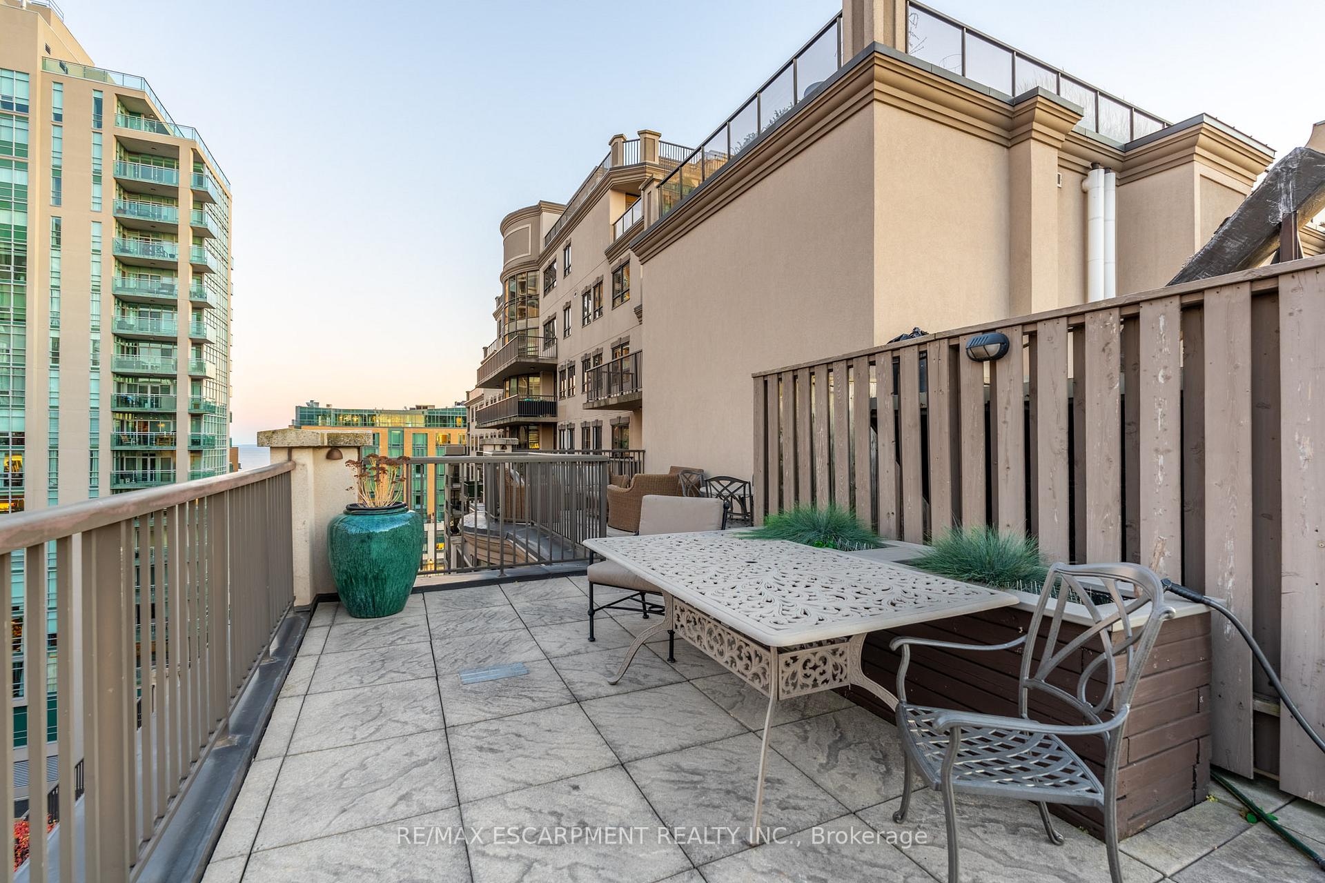 2 Bedrooms Condo at 399 Elizabeth, Burlington For sale