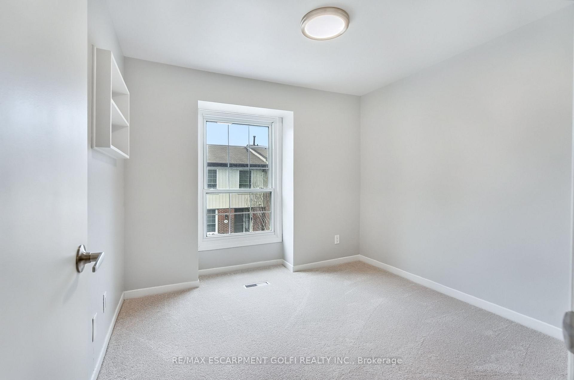 4 Bedrooms Condo at 3041 Glencrest,  Burlington For sale