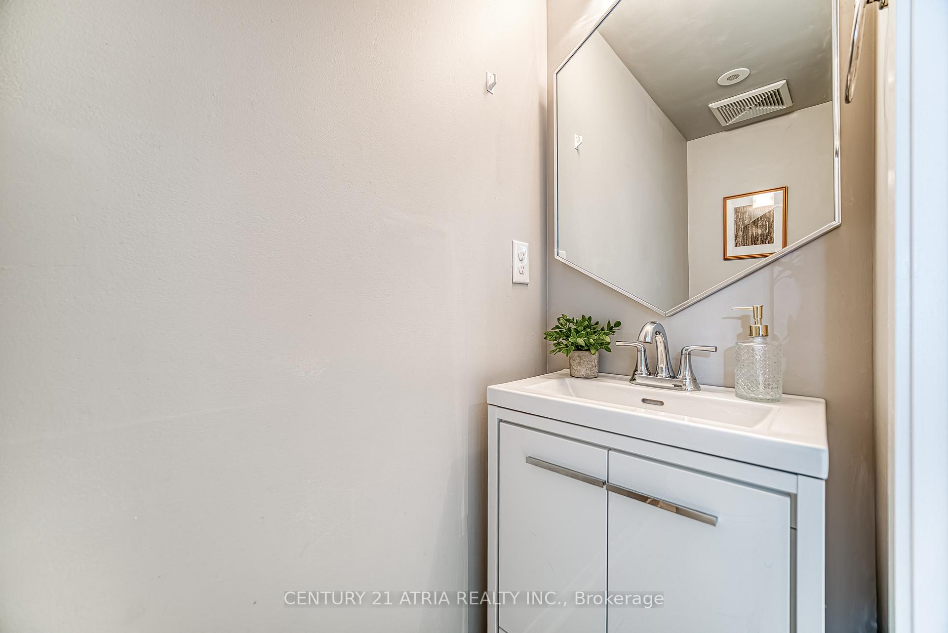 2 Bedrooms Condo at 8 Frances Loring, Toronto For sale