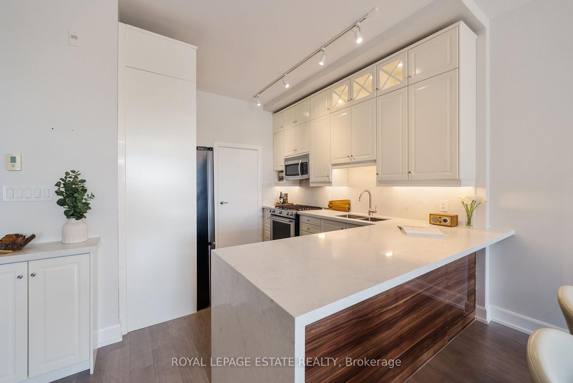 2 Bedrooms Condo at 160 Fallingbrook, Toronto For sale