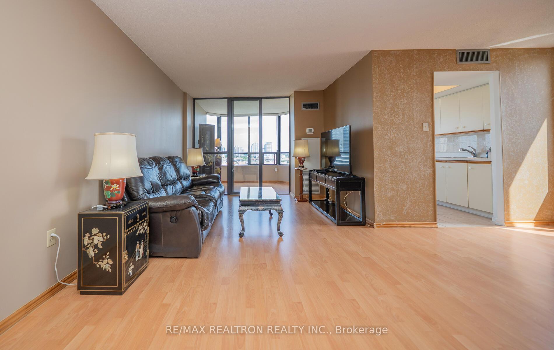 2 Bedrooms Condo at 7420 Bathurst, Vaughan For sale