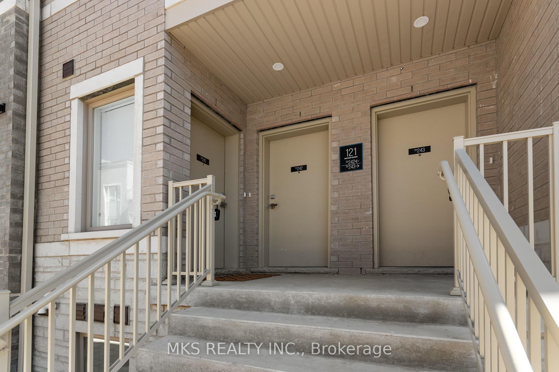 3 Bedrooms Condo at 121 Honeycrisp,  Vaughan For sale