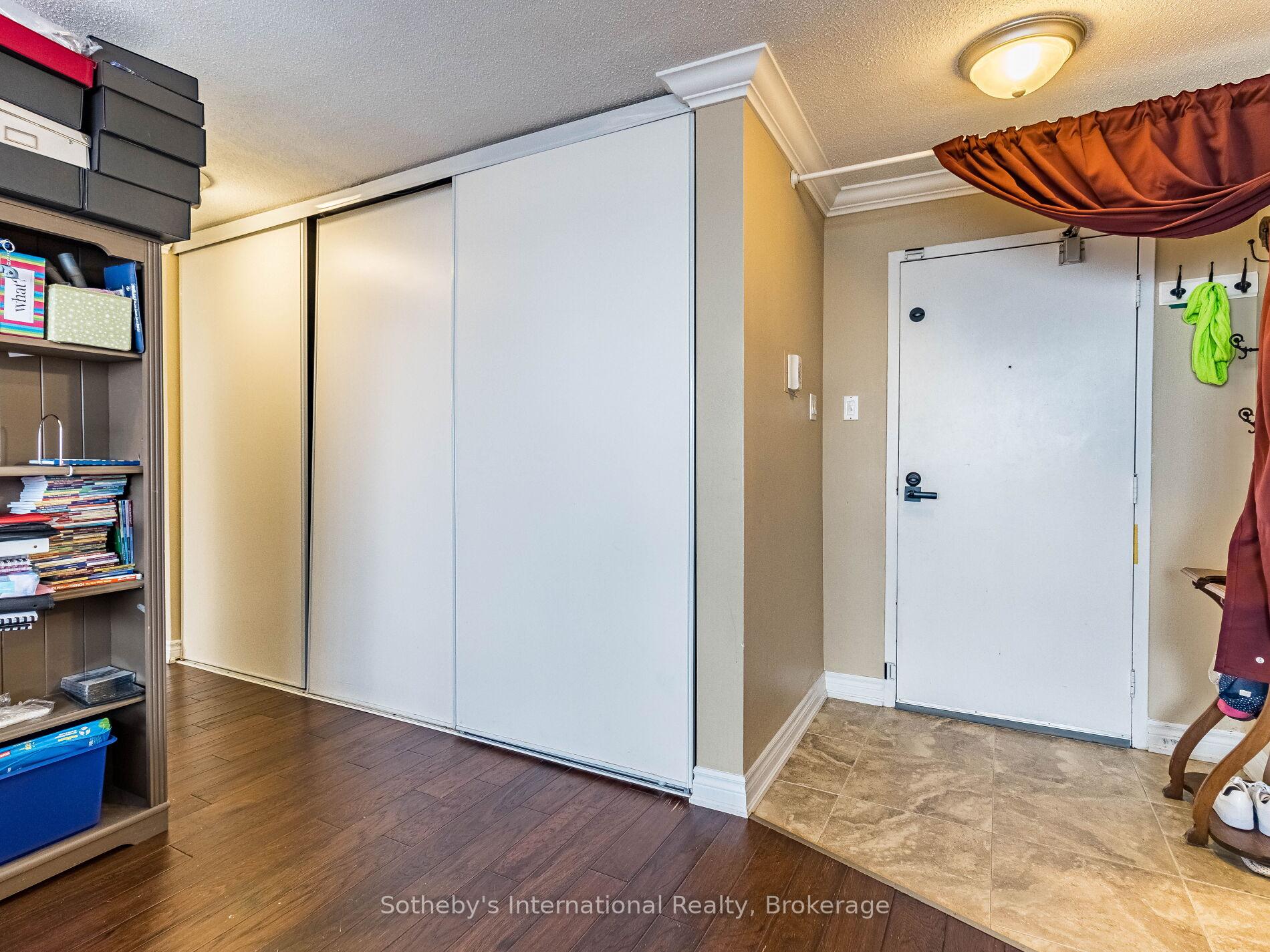 3 Bedrooms Condo at 3120 Kirwin,  Mississauga For sale