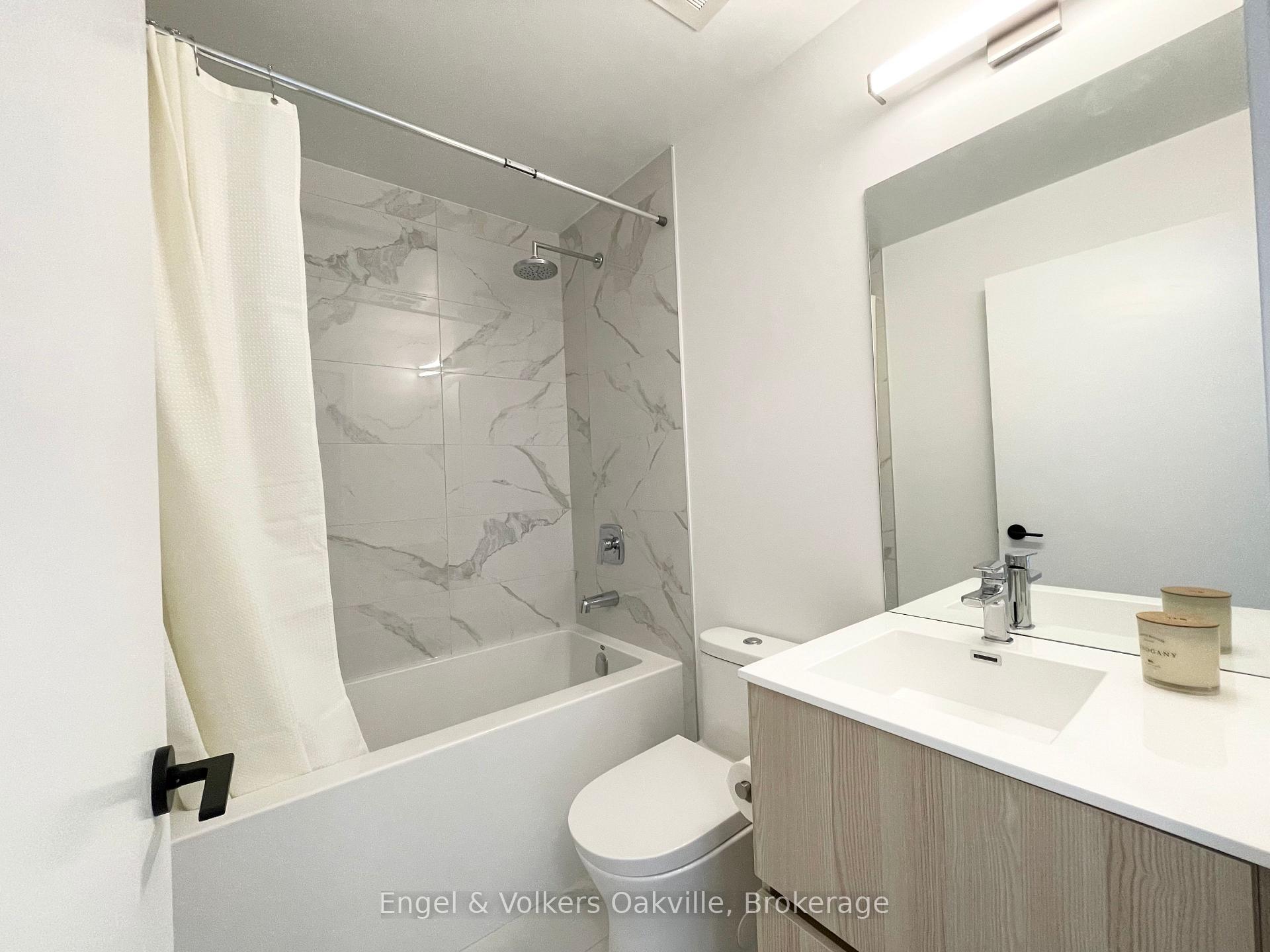 2 Bedrooms Condo at 220 Missinnihe, Mississauga For sale