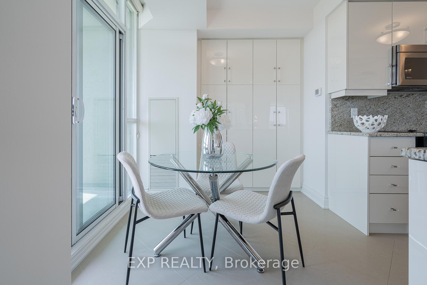 3 Bedrooms Condo at 88 Promenade, Vaughan For sale