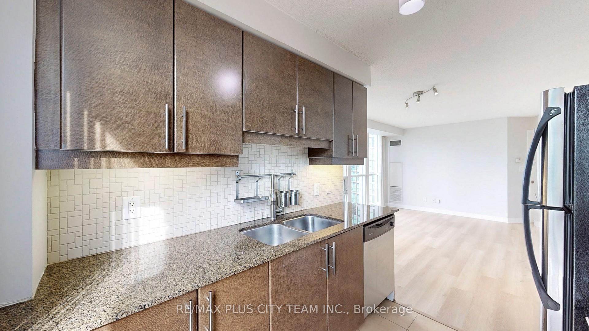 2 Bedrooms Condo at 18 Harbour, Toronto For sale