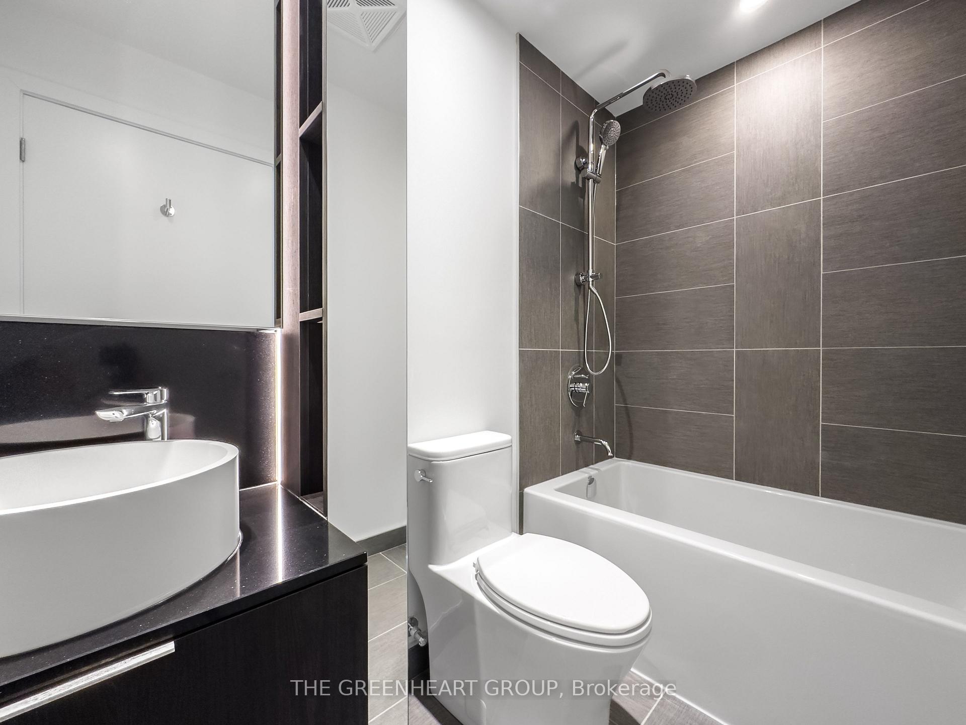 2 Bedrooms Condo at 28 Ann,  Mississauga For sale