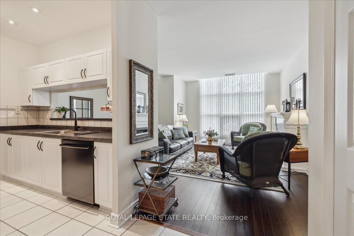 2 Bedrooms Condo at 442 Maple, Burlington For sale