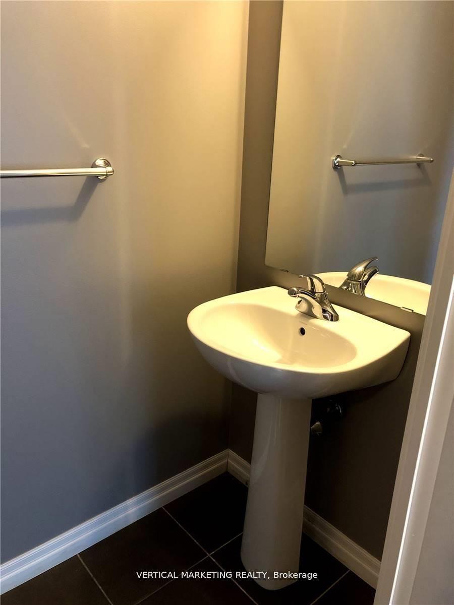 2 Bedrooms Condo at 223 Webb, Mississauga For sale
