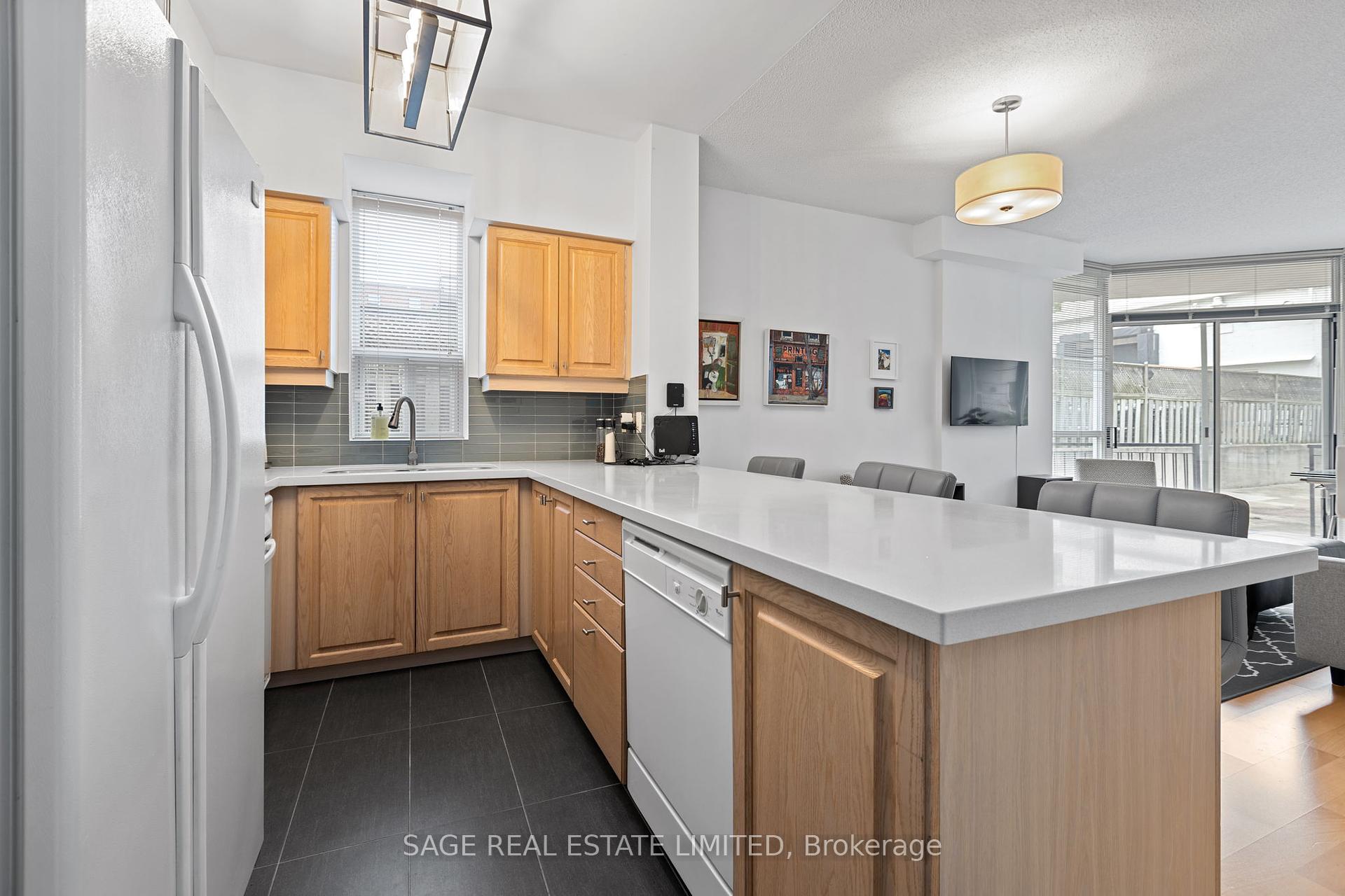 2 Bedrooms Condo at 55 Lorindale, Toronto For sale