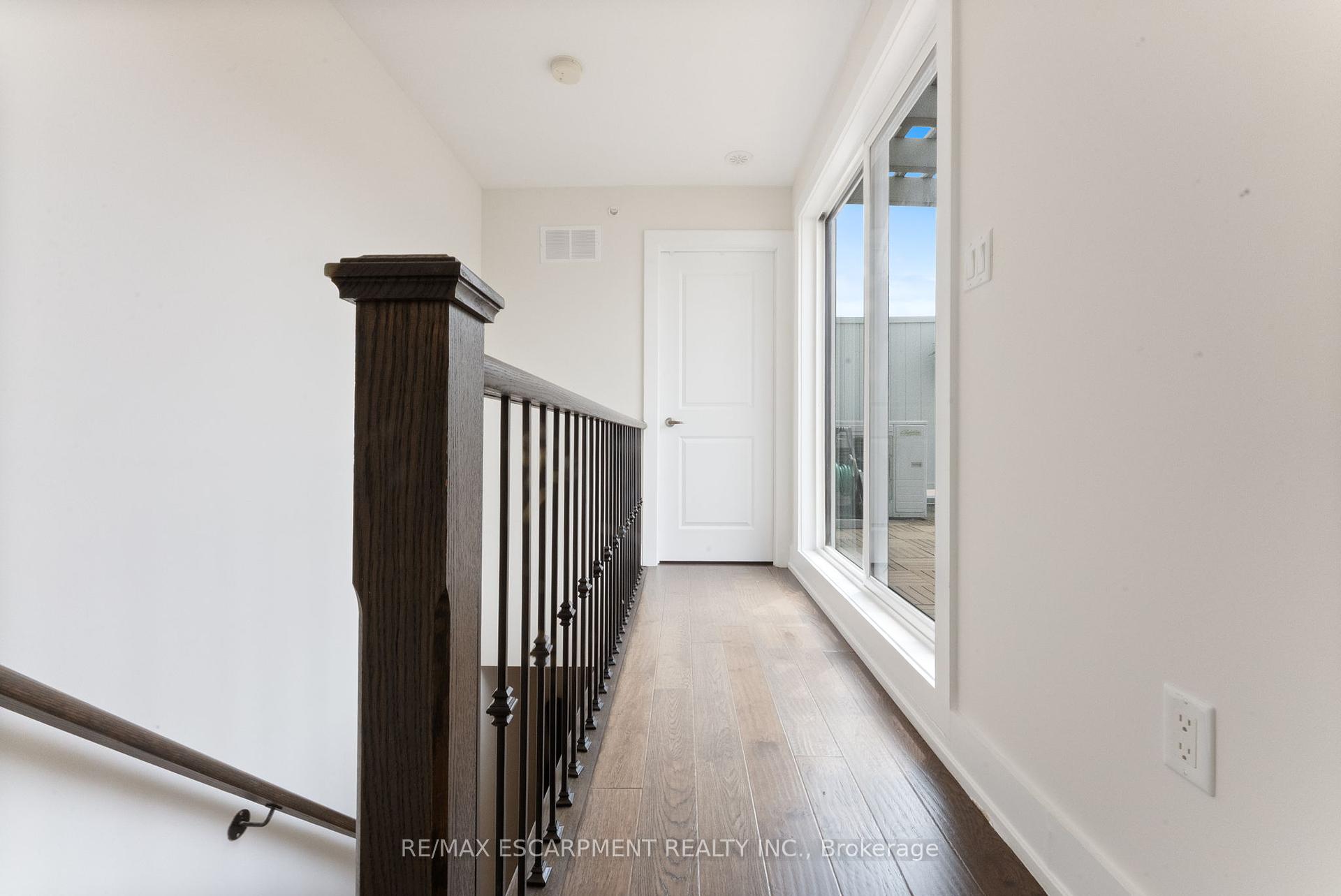 2 Bedrooms Condo at 6 Drummond, Toronto For sale