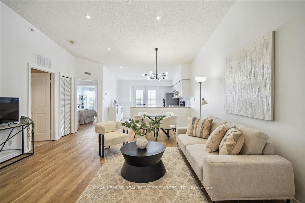 2 Bedrooms Condo at 1440 Bishops, Oakville For sale