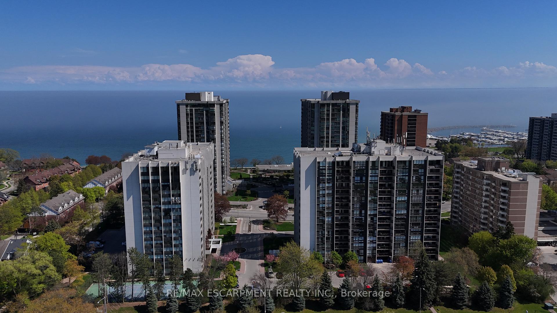 3 Bedrooms Condo at 2175 Marine, Oakville For sale