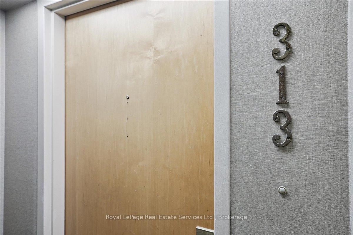 2 Bedrooms Condo at 100 Bronte, Oakville For sale