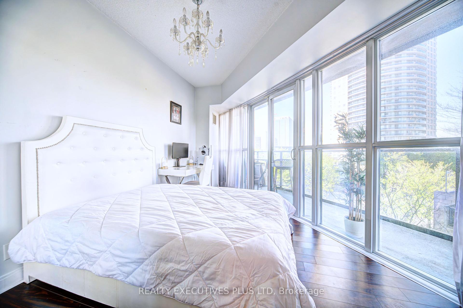 3 Bedrooms Condo at 60 Absolute, Mississauga For sale